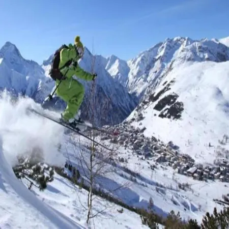 In With Sauna & Hot Tub Domek alpejski Les Deux Alpes